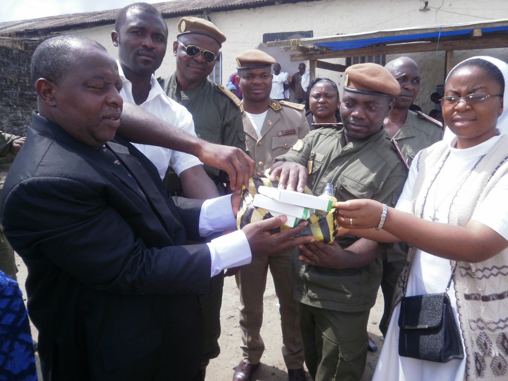 FAAFNET, ICENECDEV officials (L) hand over one of the gifts to Buea Central Prison officials