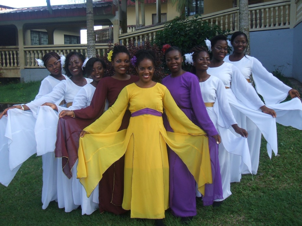Tracye Campbell (in the middle) leading a group of dancers