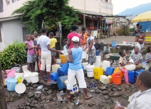 Buea indegens struggling to get water on a lucky day