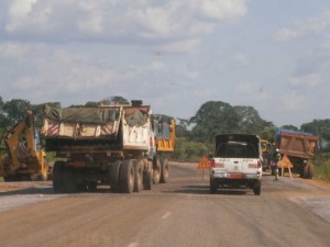La route est en chantier à Balamba