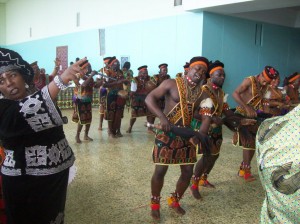 Boyo community dance to the 40years of return of afoakom during s fund raaiser.