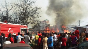 Douala, marché Congo, 9 juin 2013. Des habitants face aux flammes.