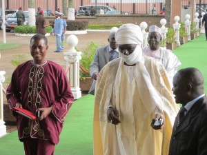 En blanc, Lamido de Rey Bouba, 1er vice présideent Sénat Aboubakary Abdoulaye