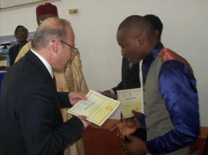 Turkish ambassedor awards a university student with attestation after social media trainning.