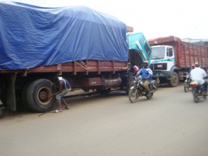 Des camions stationnés au bord de la route