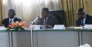 Ngomo Horace le secretaire général du Minesup (au centre) préside une session de la Commission nationale d'évaluation des formations dispensées à l’étranger