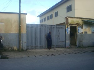 Un vigile en faction à l'entrée de l'hôpital de district de New-Bell