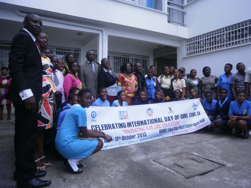 A family pic of participants, panellists and students from Buea municipality at the close of the workshop