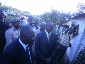 Okalia Bilai(L) visits a bereaved family in Tiko, accompanied by CDC GM(in glasses) and his close aides