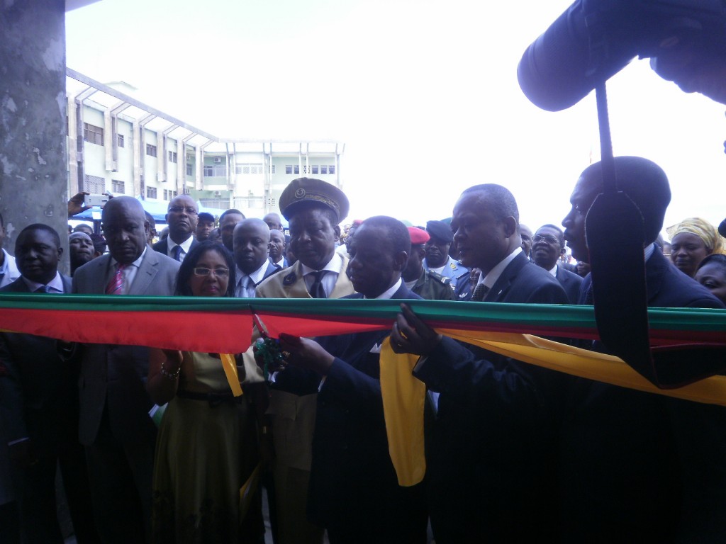 Prof Fame Ndongo cuts the ribbon leading into the new teaching laboratory block of the faculty of health science