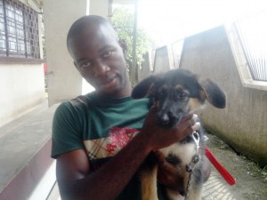 Le maître tient son chien, Douala, Cameroun
