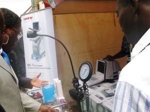 André Mama Fouda le ministre de la Santé publique du Cameroun admire le matériel médical