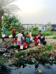 Des populations du quartier Cité de Billes à Douala puisent de l'eau dans un puits