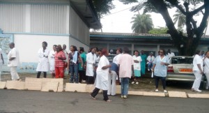 Des grévistes devant leurs pancartes à l'hôpital Laquintinie de Douala