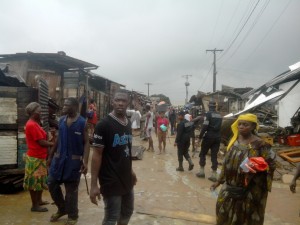 Des policiers au milieu des sinistrés - 40 000 personnes déguerpies à Douala, Cameroun